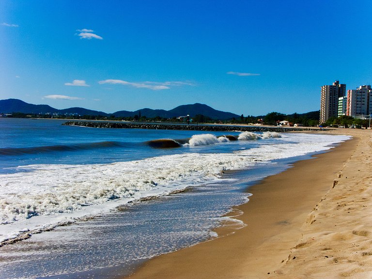 Apto a 150m da PRAIA Churrasq. c/ Piscina Ar Wi-Fi