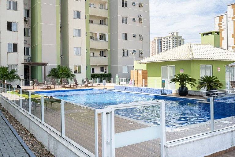 Apto em Balneário Piçarras a 400m da praia c/ piscina e chur
