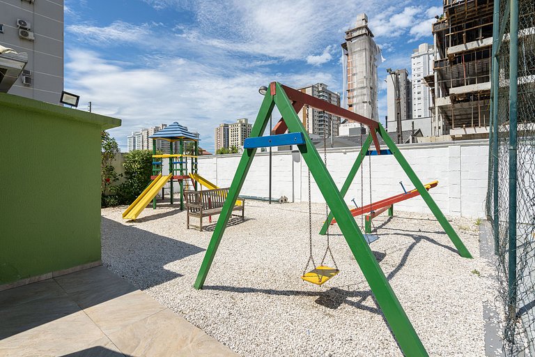 Apto em Balneário Piçarras a 400m da praia c/ piscina e chur