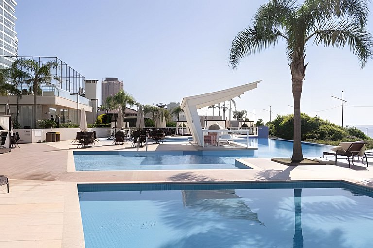 Frente Mar Home Club c/ Piscina Infinita e Lazer