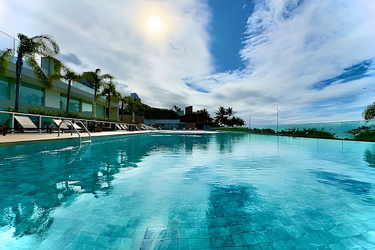 Frente Mar Home Club c/ Piscina Infinita e Lazer