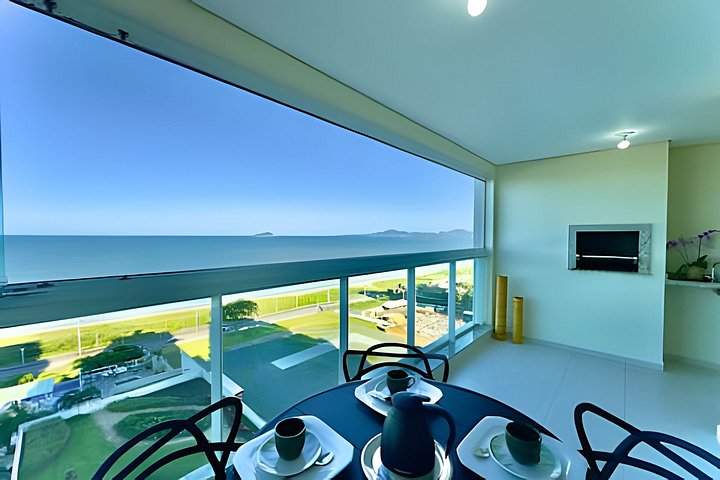 Apartamento frente mar em condomínio com piscina