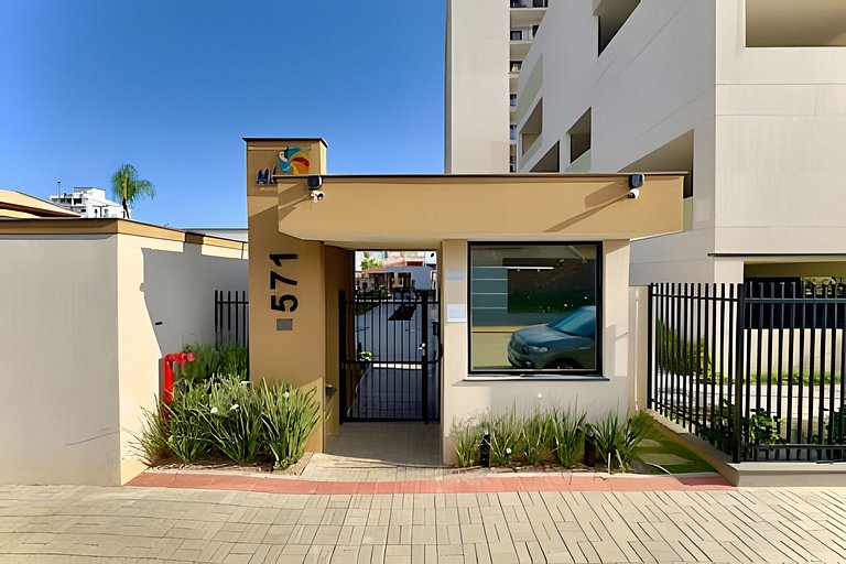 A 500m da PRAIA c/ piscina, Wi-Fi e churrasqueira