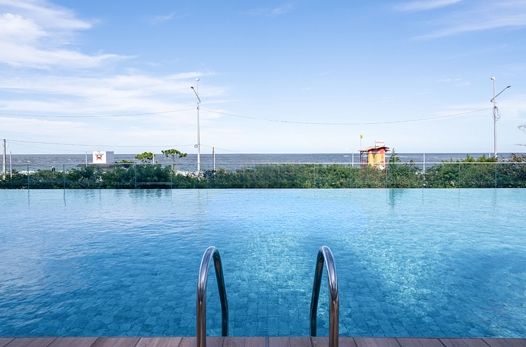 Frente Mar • Home Club Pé na Areia • Piscina