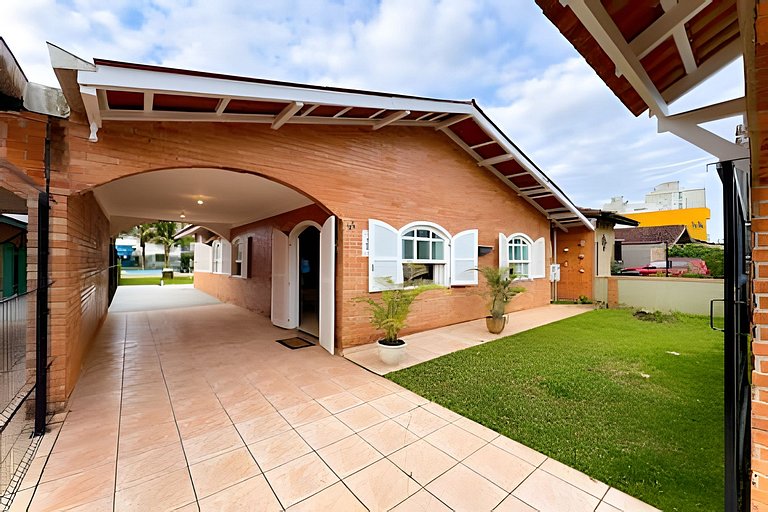 Casa c/Piscina e Churrasq. Privativa 400m da Praia