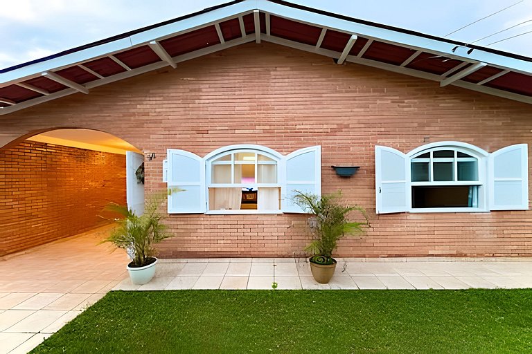 Casa c/Piscina e Churrasq. Privativa 400m da Praia