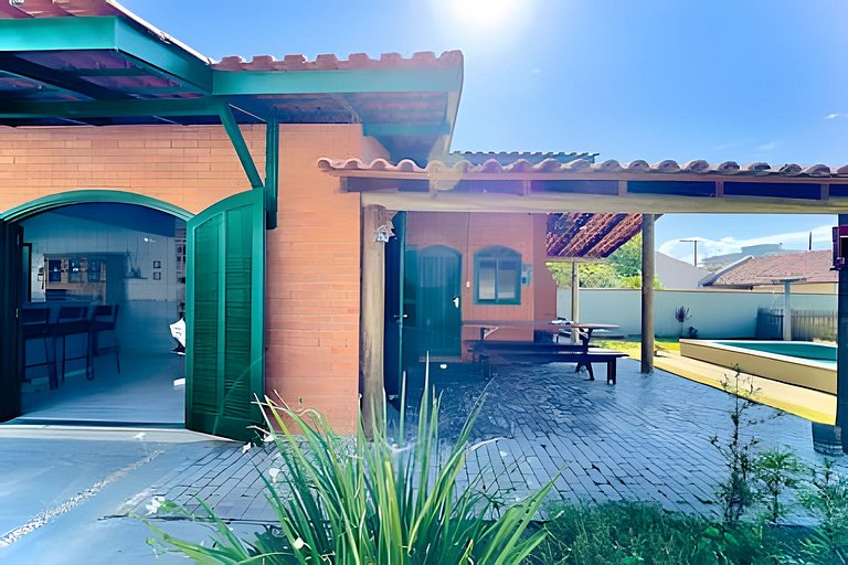 Casa c/Piscina e Churrasq. Privativa 400m da Praia
