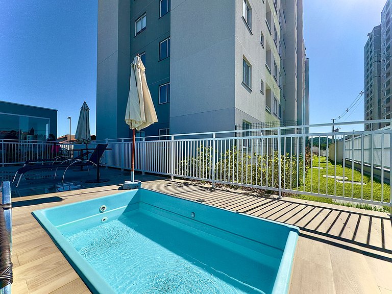 A 750m da Praia | Apto com Ar, Piscina e Churrasq.