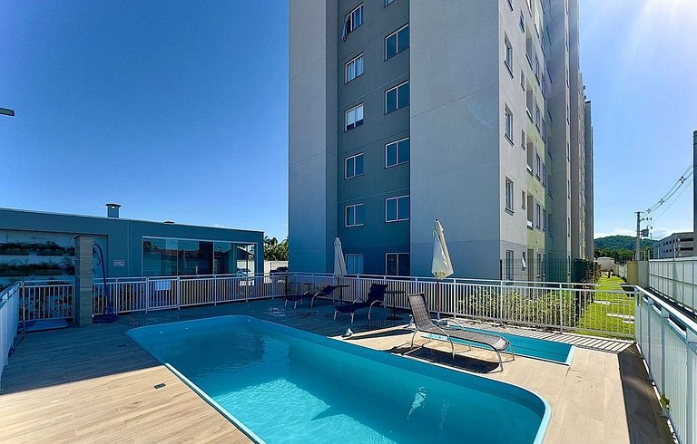Apto c/ Ar, Piscina e Churrasqueira