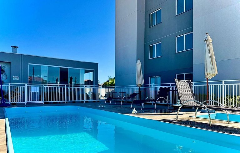 Apto c/ Ar, Piscina e Churrasqueira