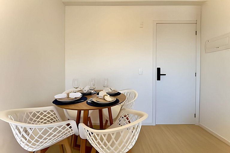 Apto c/ Ar, Piscina e Churrasqueira