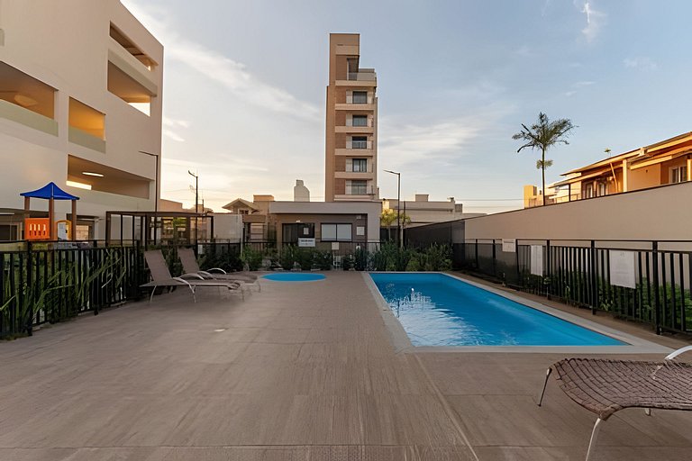 Apto c/ Piscina Wi-Fi Churrasqueira 500m da Praia