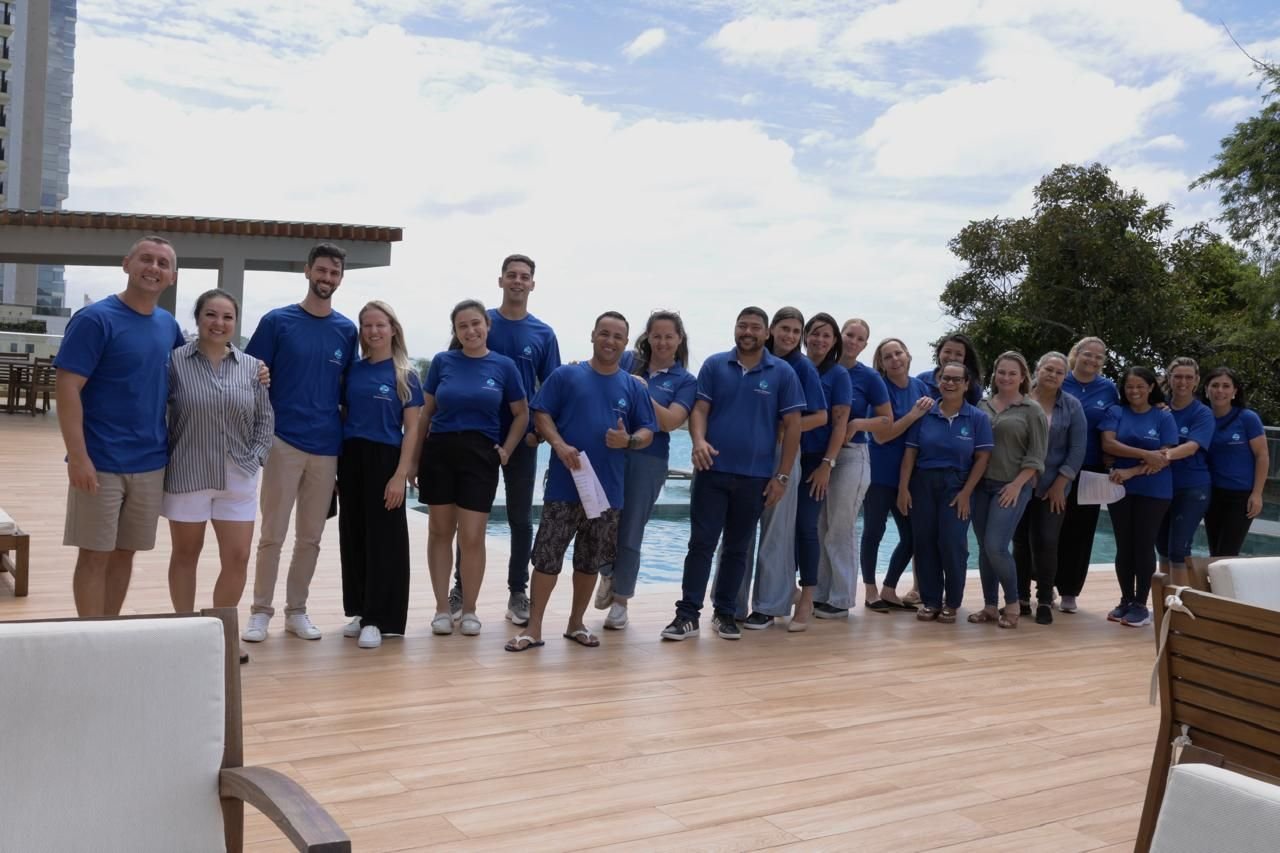 Equipe da Temporada Piçarras reunida em área externa